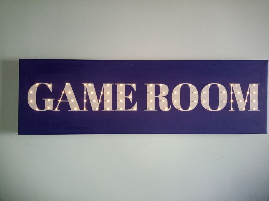 Świecący napis GAME ROOM dla graczy