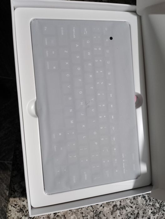 Tablet com capa  teclado e caneta e suporte e rato