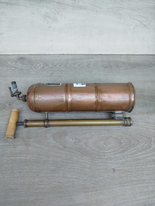 Duża miedziana hydronetka zabytkowa gaśnica