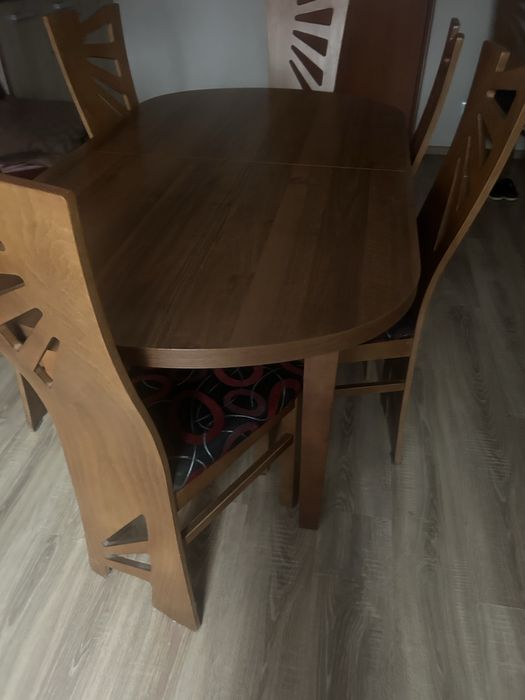 Stół rozkladany i 8 krzesł