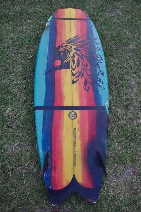prancha fish 5’10 – Artesanal Africana (Twin Fin, Estilo Rasta)
