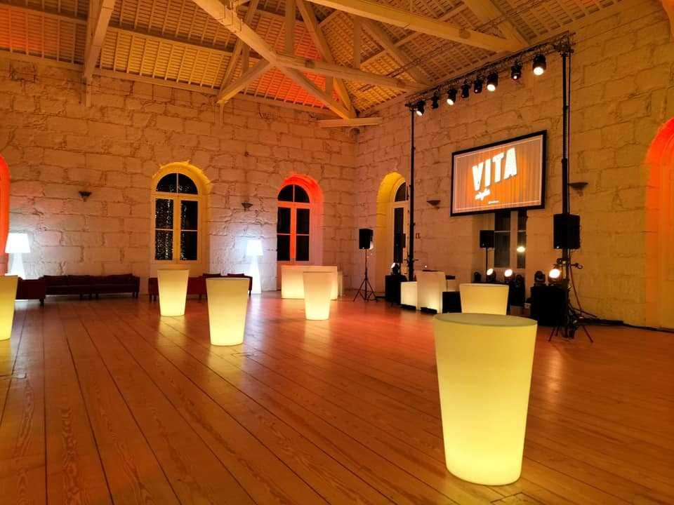 Mobiliario led mesas bares sofas