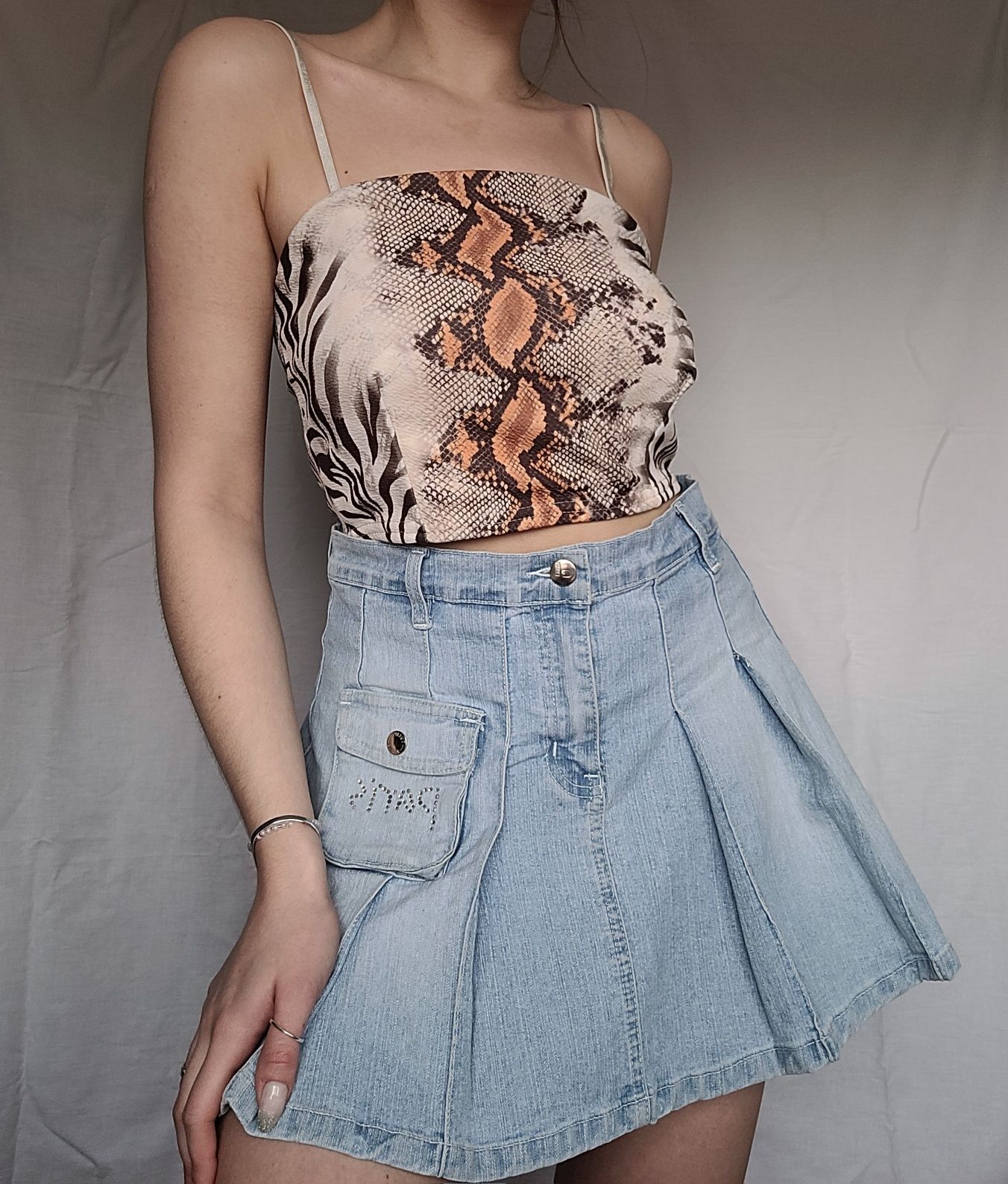 Krótka wzorzysta bluzka na ramiaczka crop top zwierzęcy print 40 L