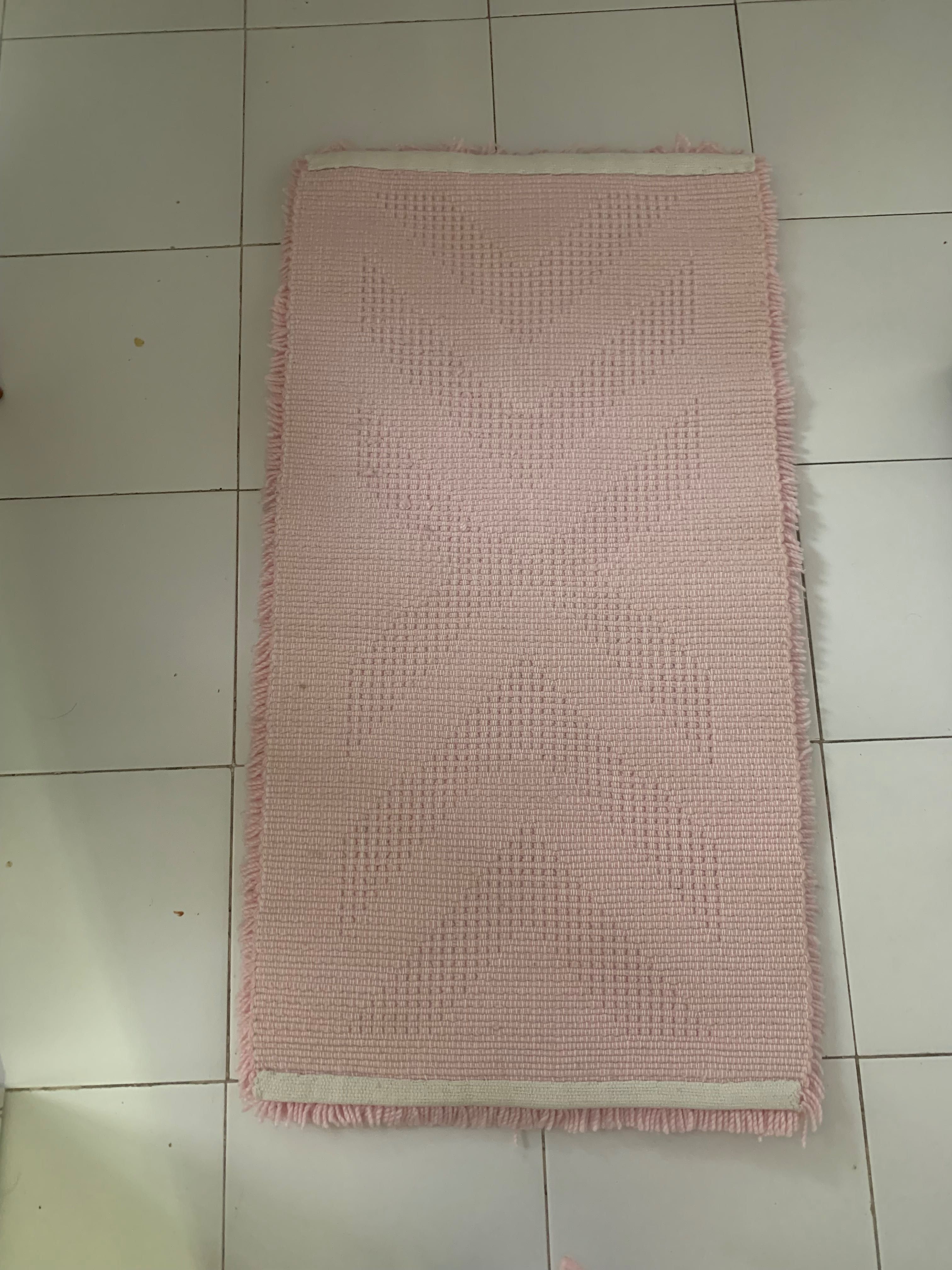 Trio de tapetes de pêlo rosa