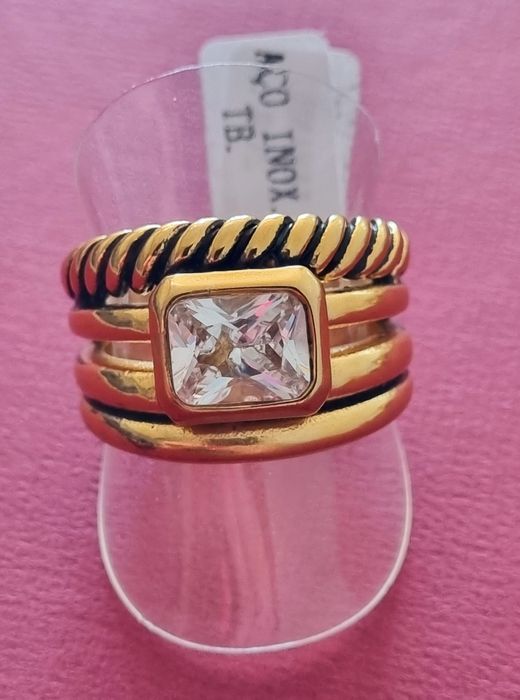 Anel dourado, em aço, com ponto de luz retangular. T20