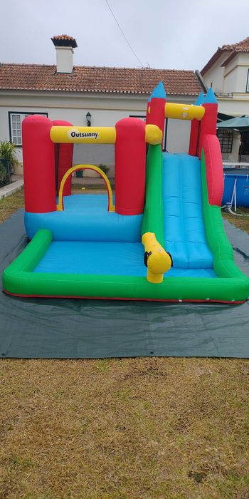 Castelo Insuflável com Escorrega e Trampolim – Diversão Garantida!