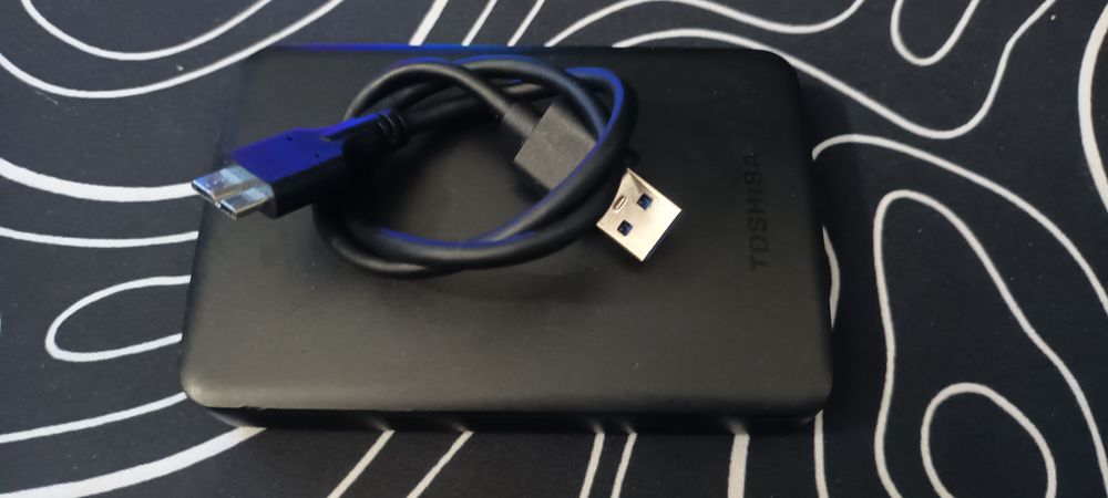 Disco rígido externo portátil Toshiba Canvio Basics preto  2Tb