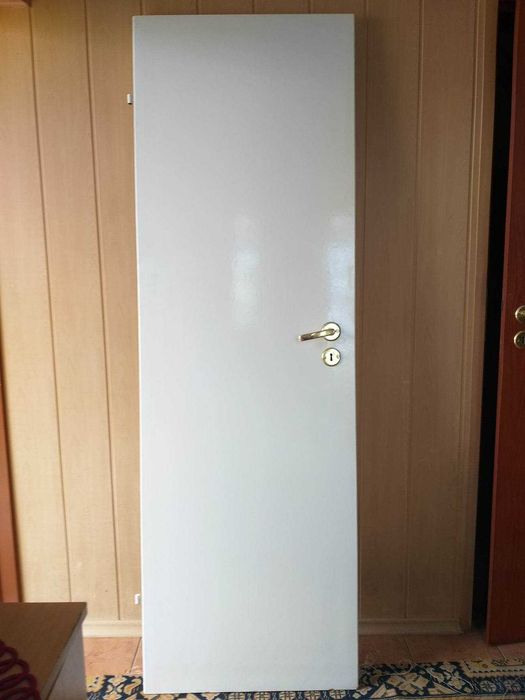 Drzwi wewnętrzne białe.