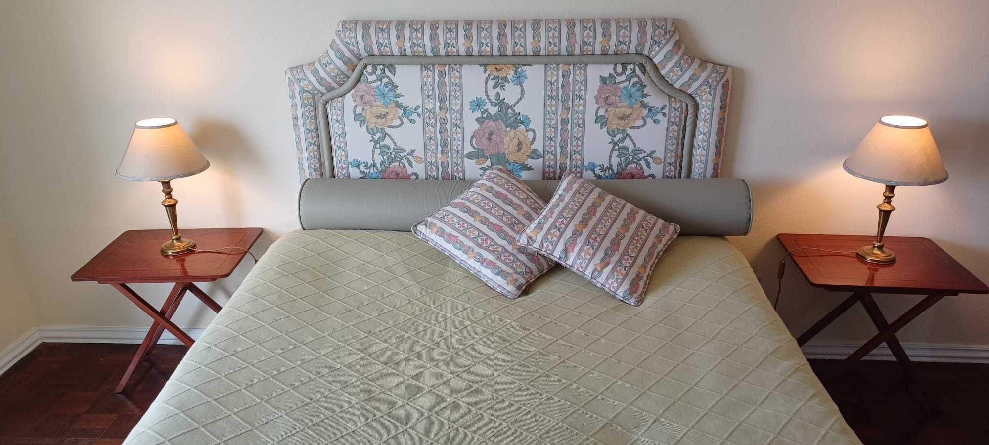Conjunto de cama de casal, cabeceira, colchão, almofadas e candeeiros