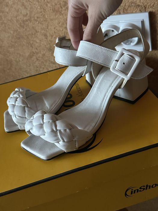 Шкіряні білі босоніжки