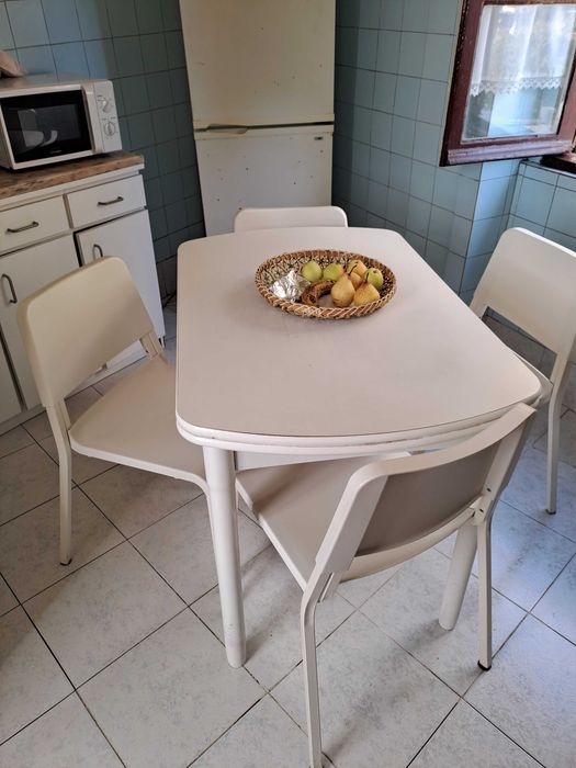 Mesa e quatro cadeiras