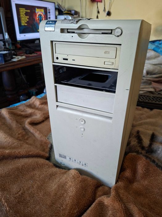 stary retro komputer stacjonarny Dell Optiplex gx200