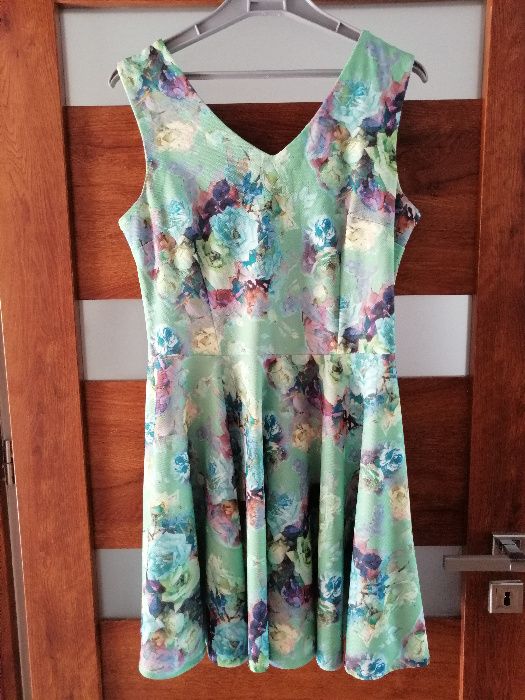 sukienka w kwiaty L/XL zielona rozkloszowana
