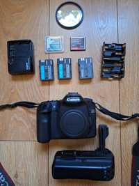 Canon 40D z gripem, bateriami, kartami i filtrem UV.