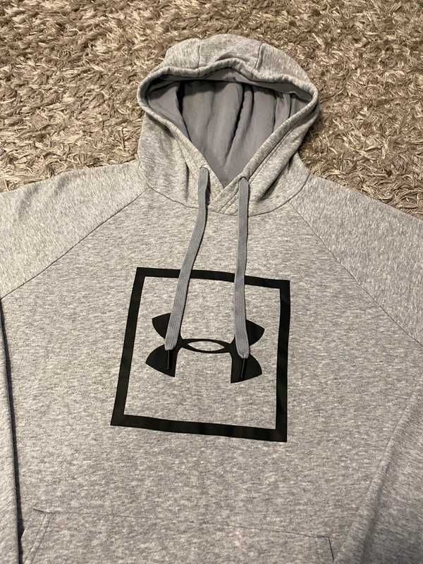 Szara bluza z czarnym nadrukiem Under Armour - Size M