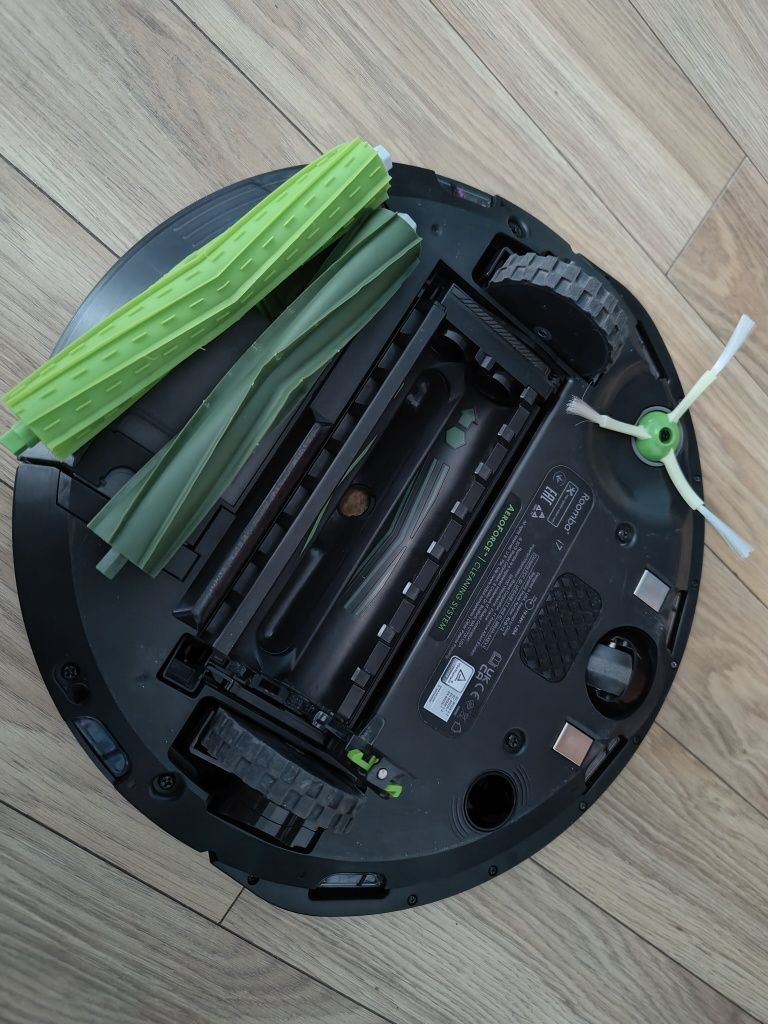 IROBOT Roomba I7+ ze stacją CLEANBASE.