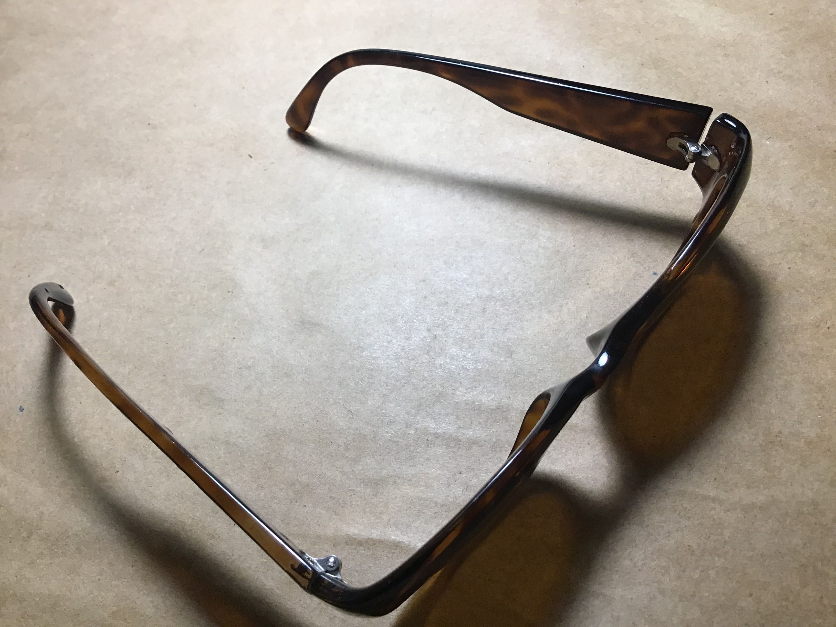 Óculos de sol, armação tartaruga, com lentes castanhas
