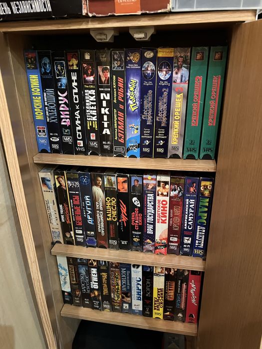 Відеокасети з різними фільмами