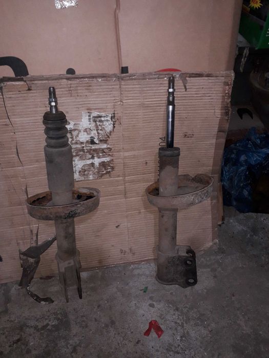 Продам передні стойки амортізаторів на Рено Кенго 2