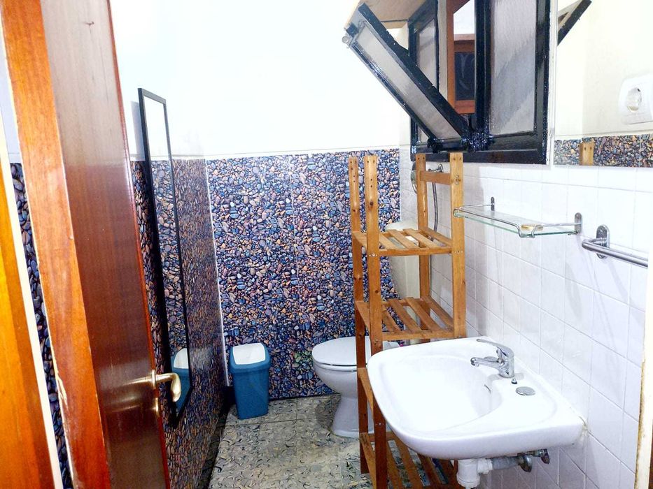 Alugo quarto com casa de banho de serviço
