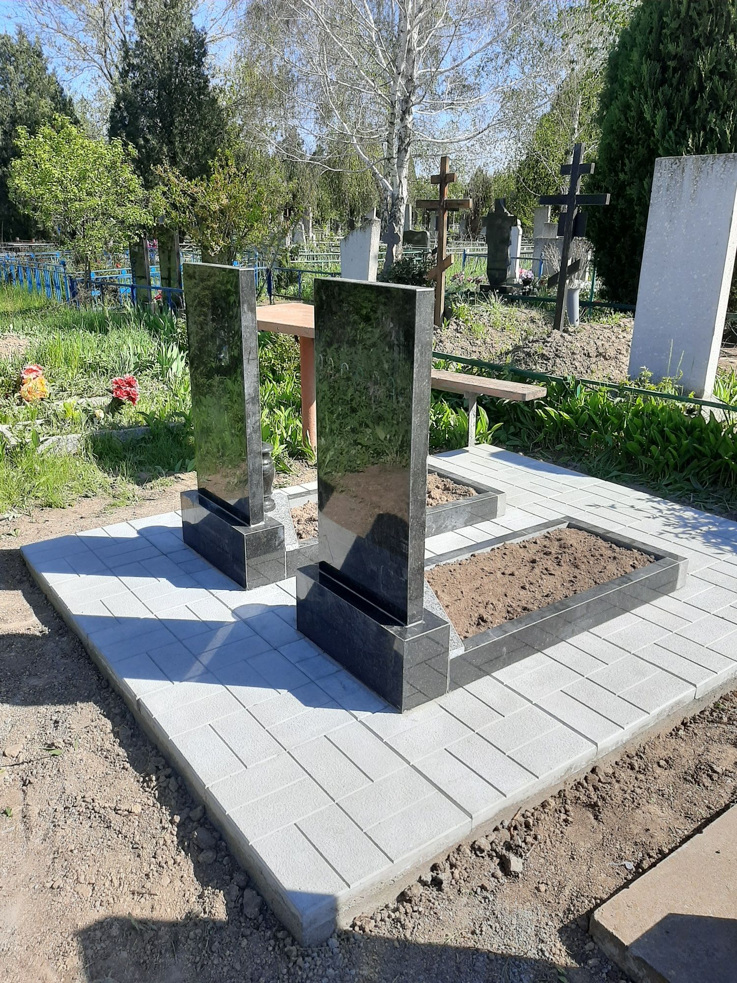 Прибирання та догляд за могилами. Реставрація та ремонт пам'ятників.