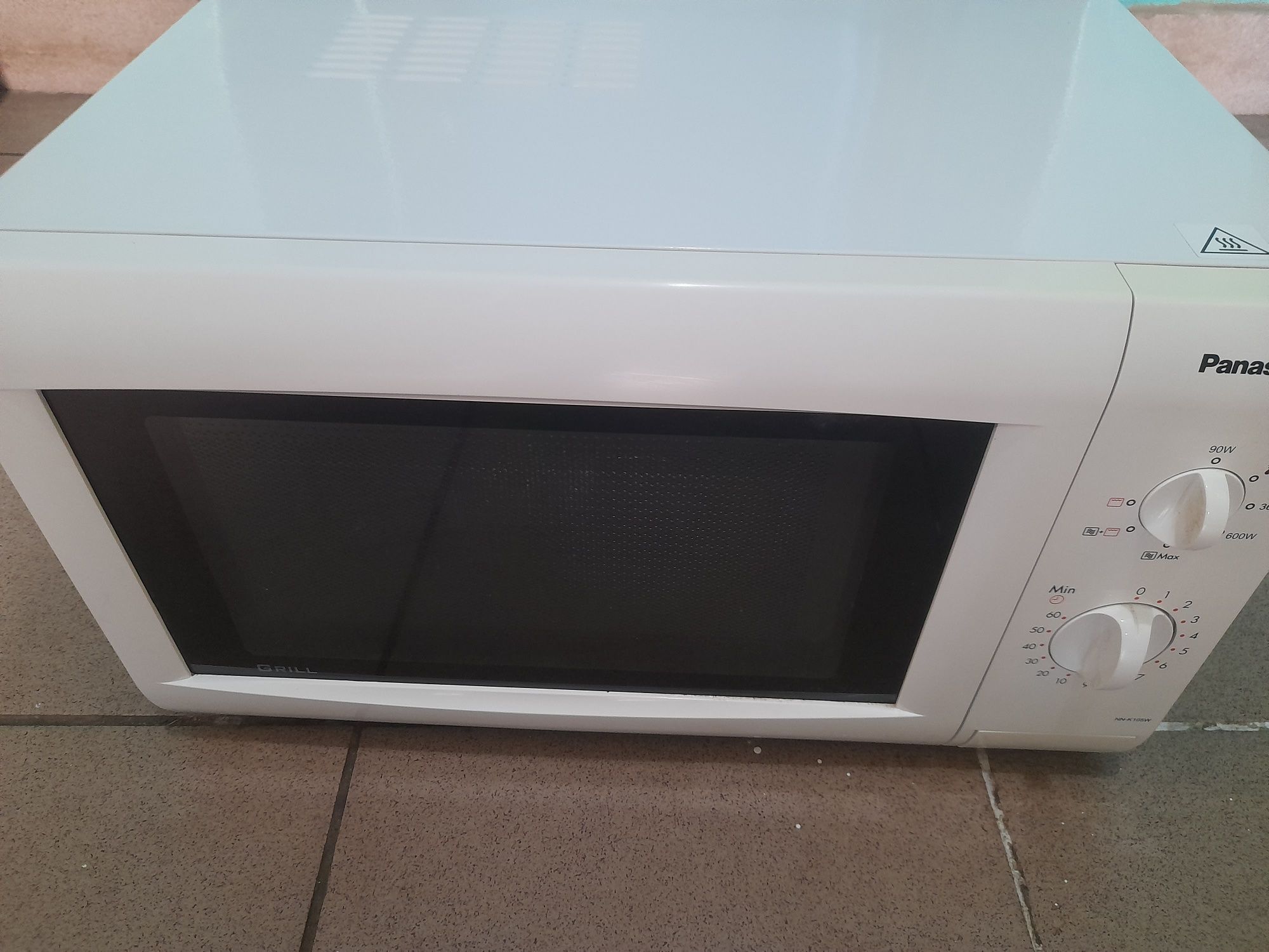 Мікрохвилова піч Panasonic NN- K105WB.