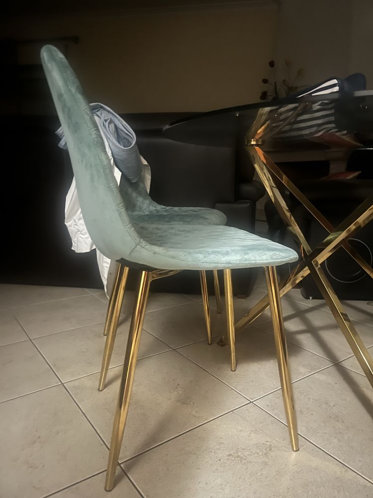 Mesa com 4 cadeiras ( NOVO )