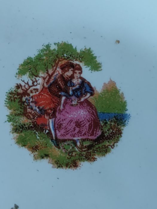 Conjunto de pequenos pratos em cerâmica.