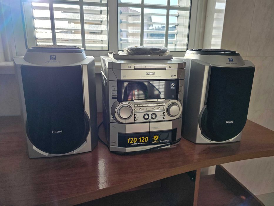 Aparelhagem estéreo com leitor de CD/DVD e cassetes áudio