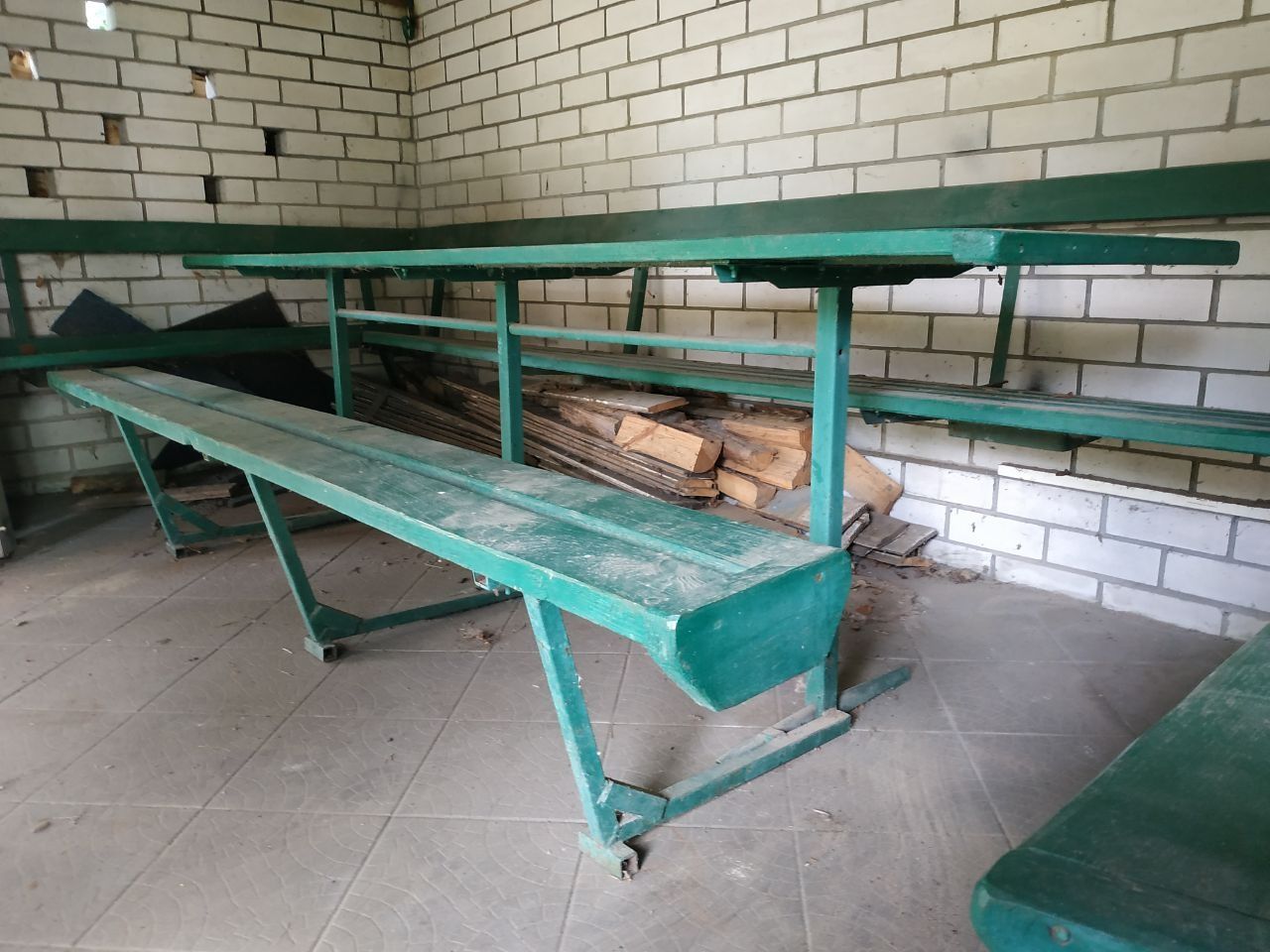 Стіл з лавочками