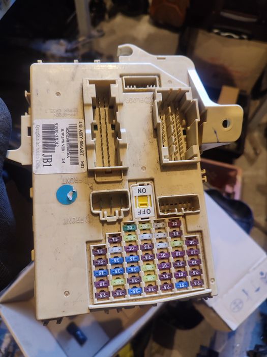 Блок запобіжників предохранителей салона Хундай Елантра МД Кіа Церато