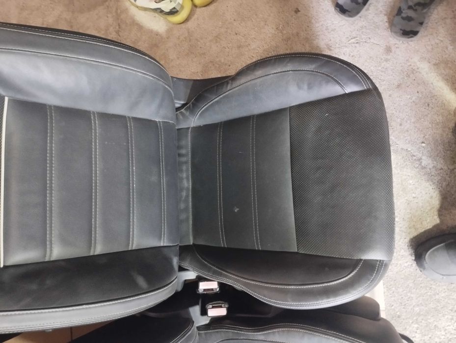 Шкіряні сидіння пара.