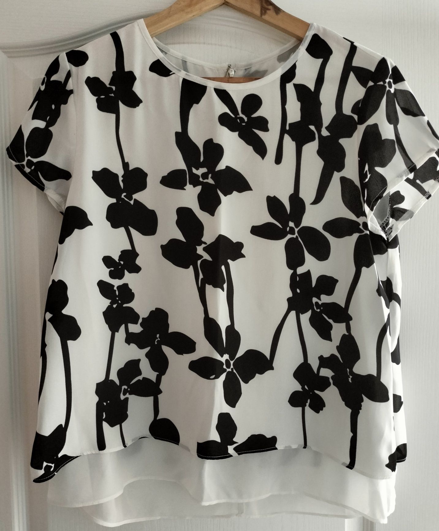 Biała bluzka z czarnymi kwiatami BLACK ORCHIDEA - Quiosque - rozm. 38