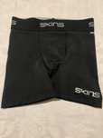 Calções SKINS novos