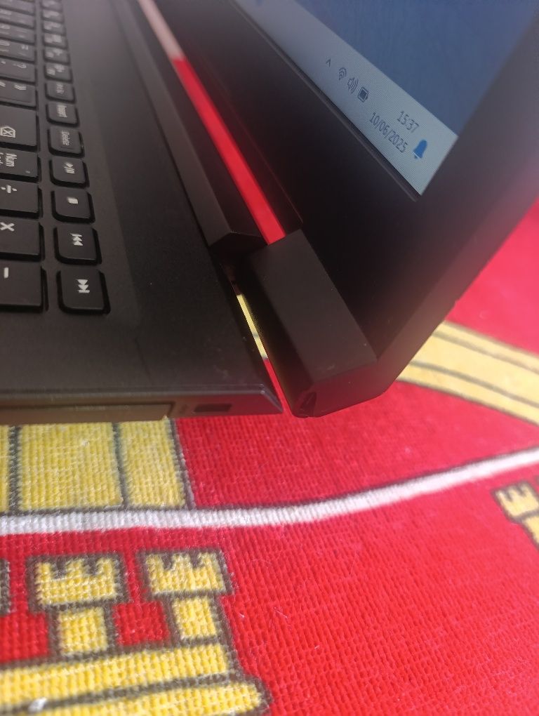 Lenovo V110 (i3-6005u - 8GB DDR4 - 250GB ROM)