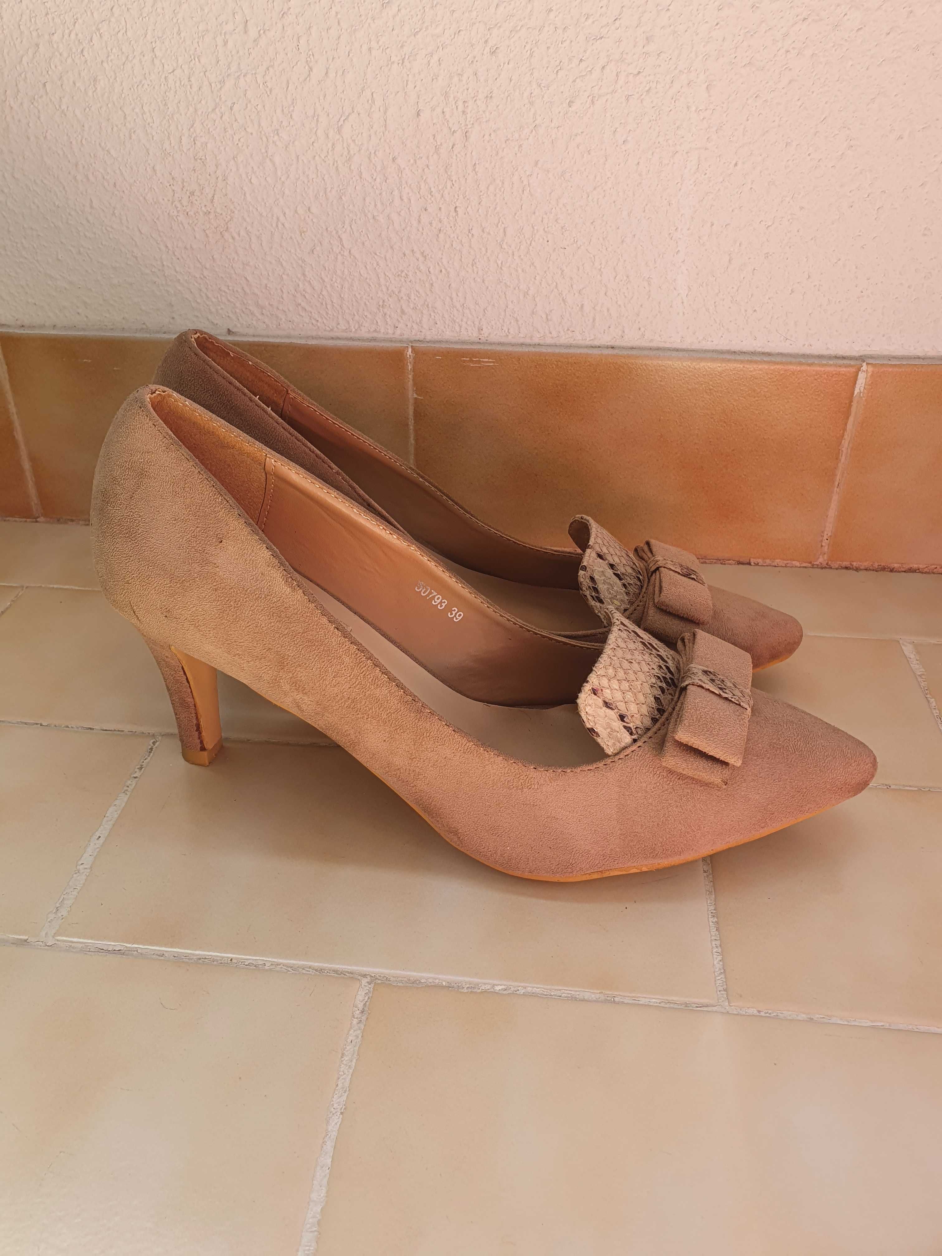 Vende-se sapatos bege de salto