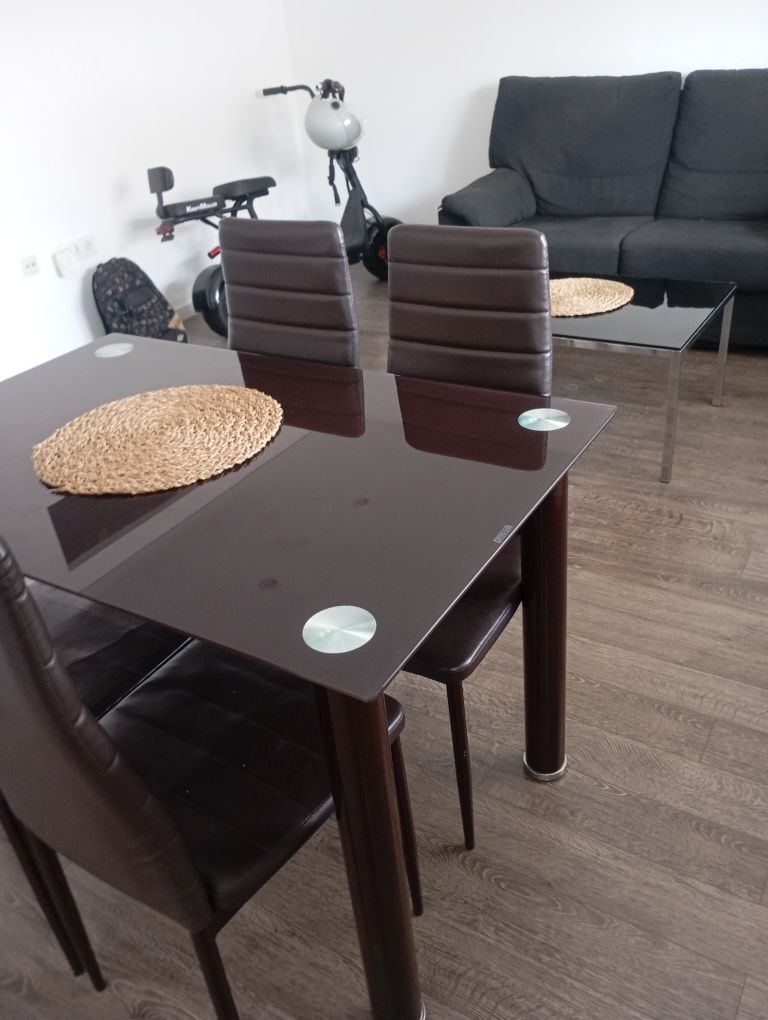 Mesa de Jantar com 4 Cadeiras – Moderna e Compacta