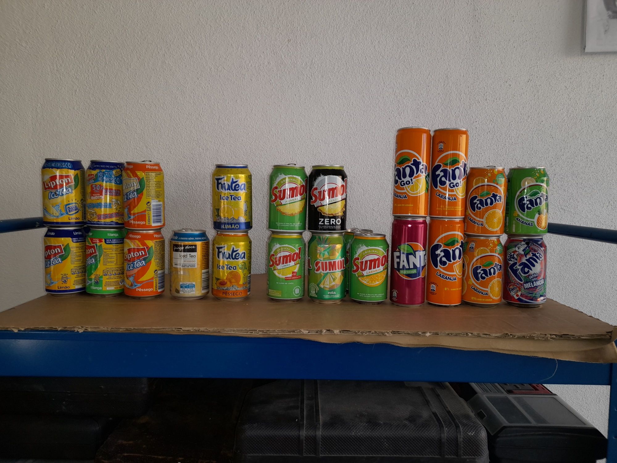 Latas vazias de bebidas