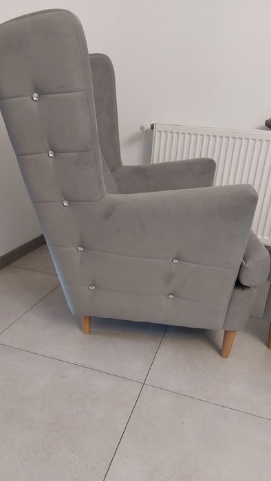 Duży szary fotel glamour uszak z podnóżkiem