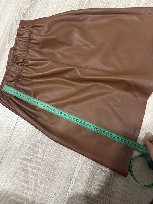Коричнева шкіряна спідниця