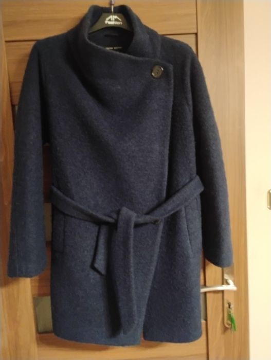 Granatowy ciepły płaszcz