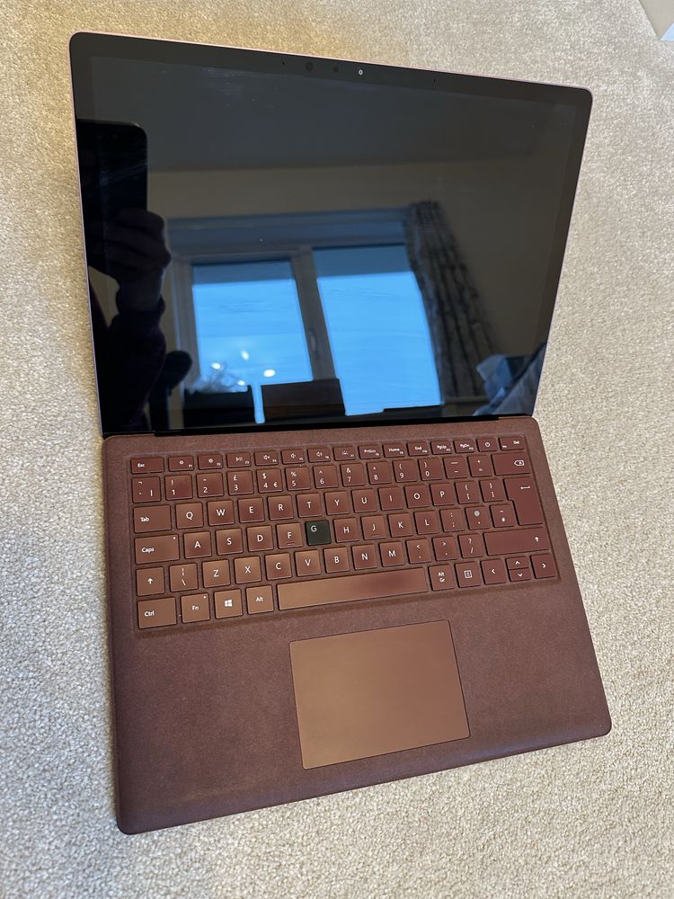 Mictosoft Surface Laptop 2 (i5, 8GB ram, 256GB SSD)