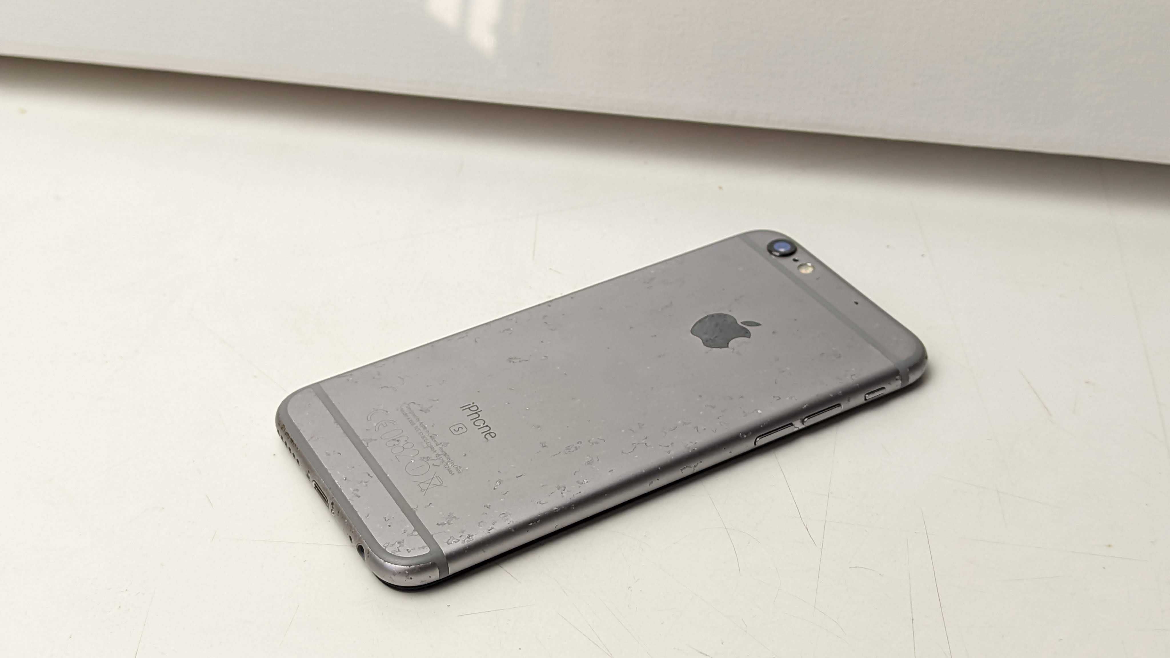 iPhone 6S com ecrã estragado (para arranjar ou para peças)