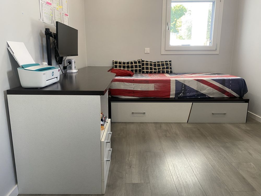 Cama e secretaria rapaz