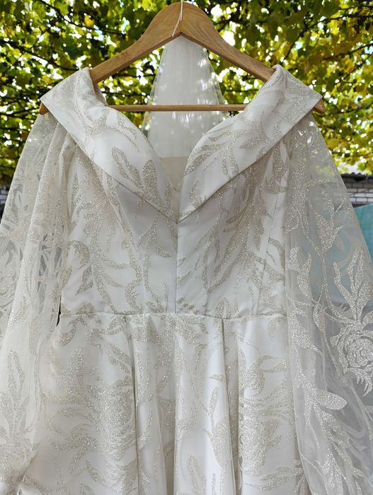 Весільна сукня і фата