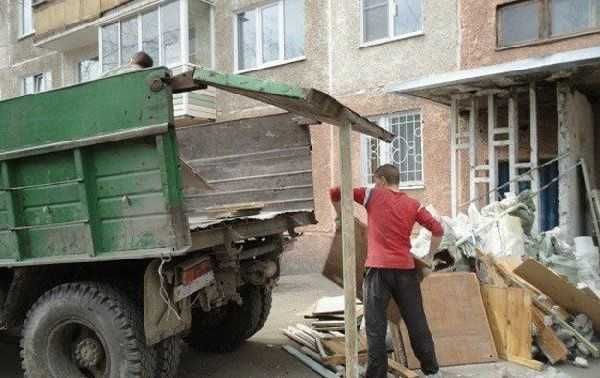 Демонтаж зданий и сооружений экскаватором. Вывоз мусора. Демонтаж