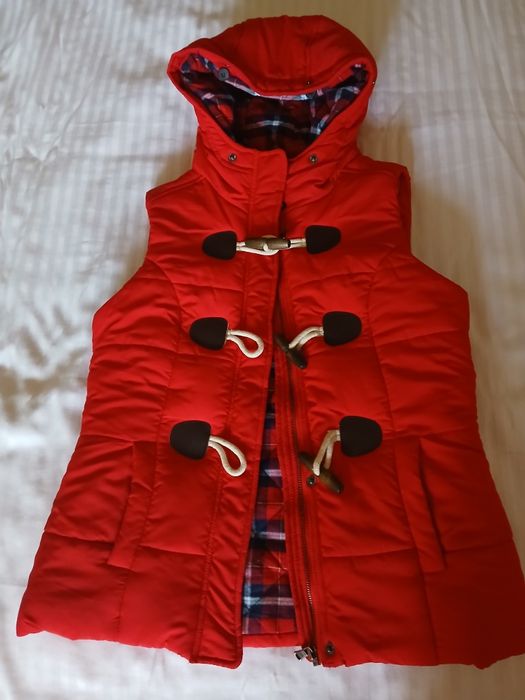 Безрукавка червона з капюшонои р. S