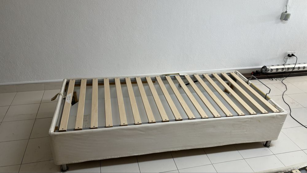 2 Sommier individuais Ikea com arrumação em estado impecável.