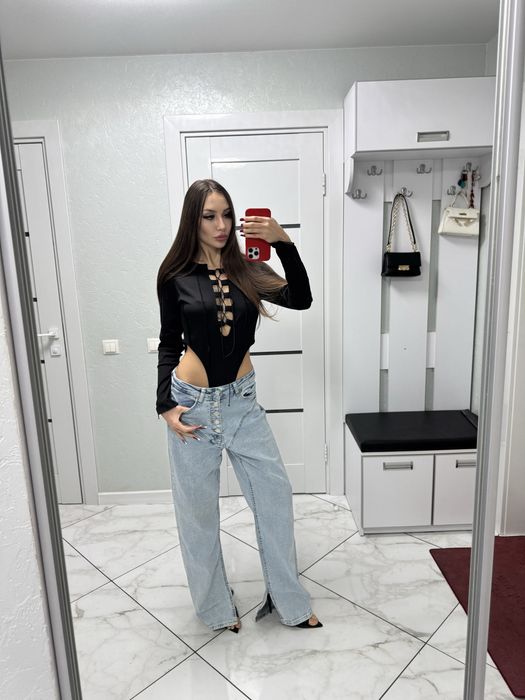 Боді з декольте на шнурівці