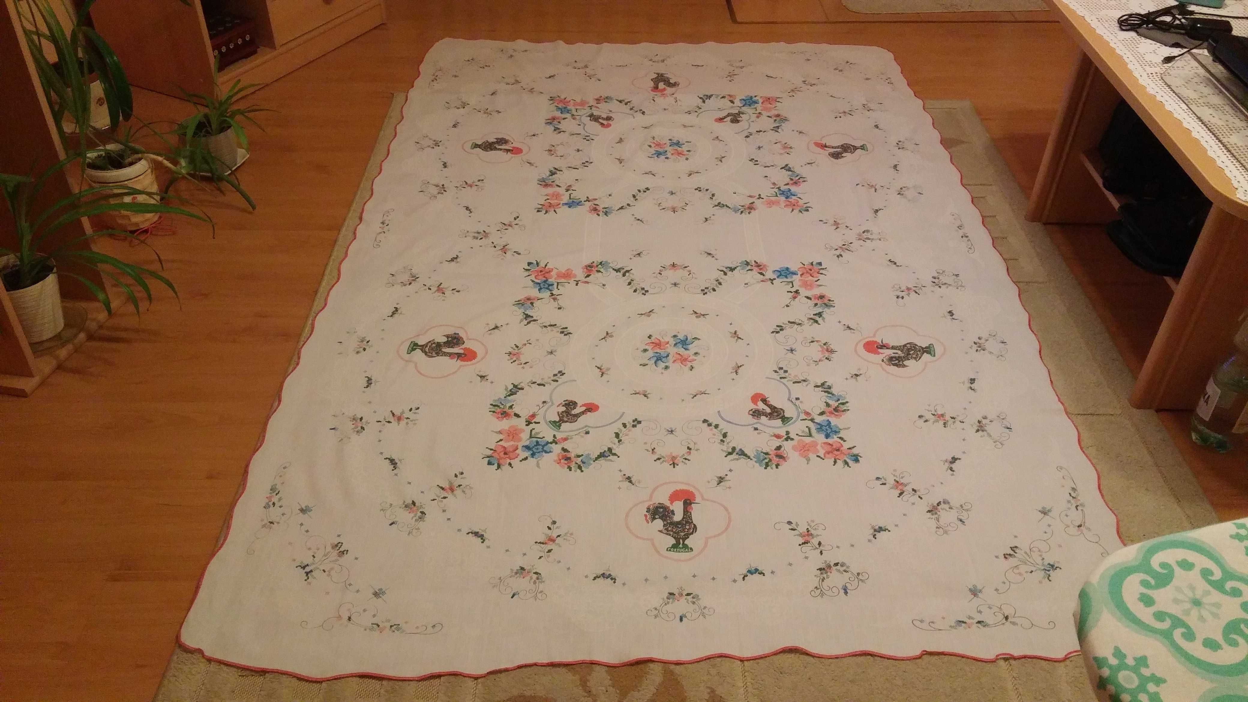 Płócienny obrus z nadrukiem w formie haftu krzyżykowego - 225 x 140cm